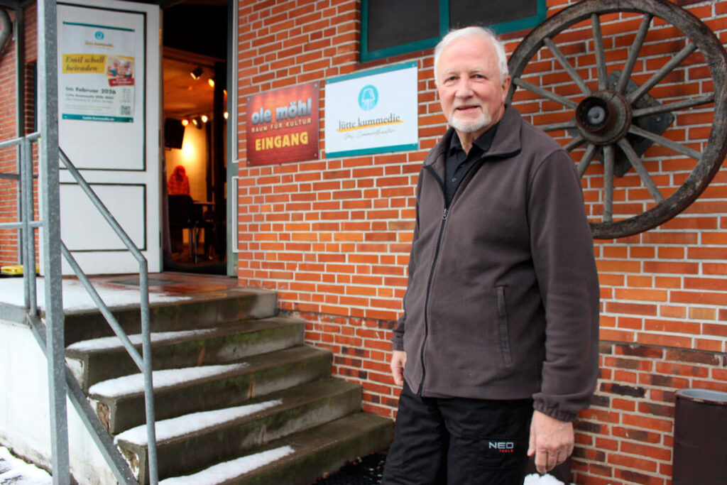 Ulrich Schol, 1. Vorsitzender der Lütten Kummedie Harrislee e.V. vor dem Eingang in die Ole Möhl. Foto: Birthe Herbst-Gehrking, shz